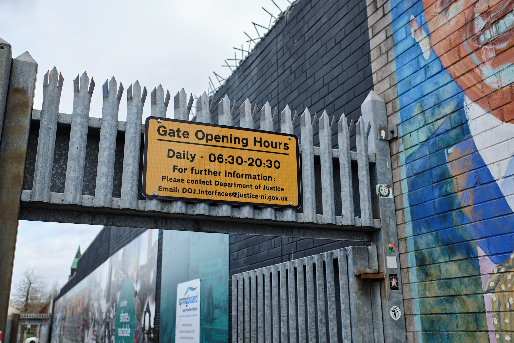 Pourquoi la ville de Belfast est encore séparée par des murs ?