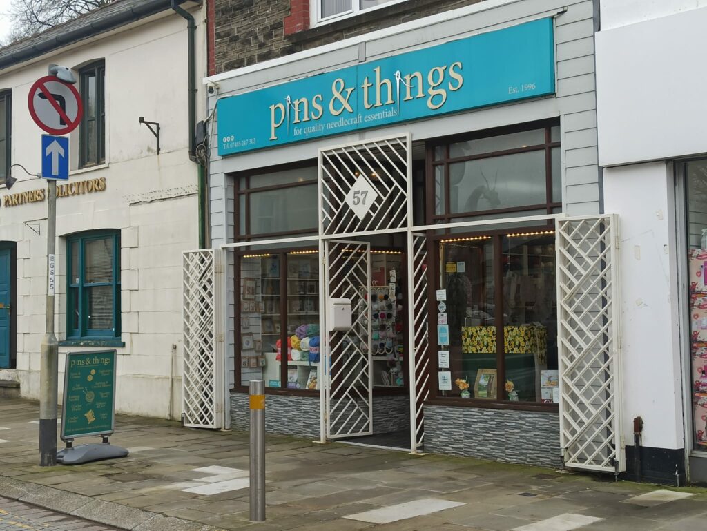 La devanture du magasin Pins and Things de Jay Lynch à Ebbw Vale.