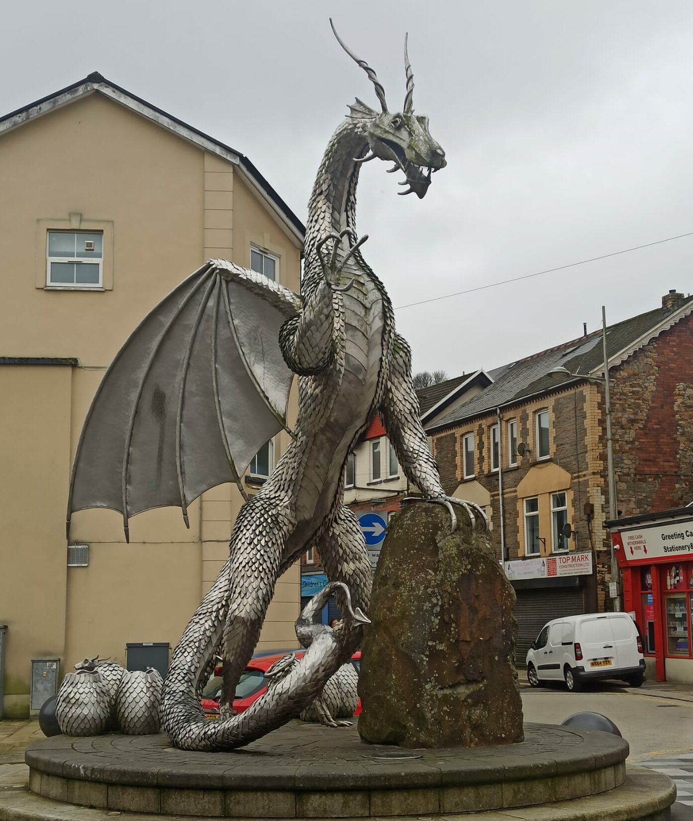 La statue du dragon d'acier, de quatre mètres de haut, à l'entrée de la rue principale d'Ebbw Vale.